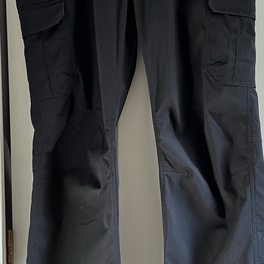 Under Armour Black Cargo Pants Durable Utility Design